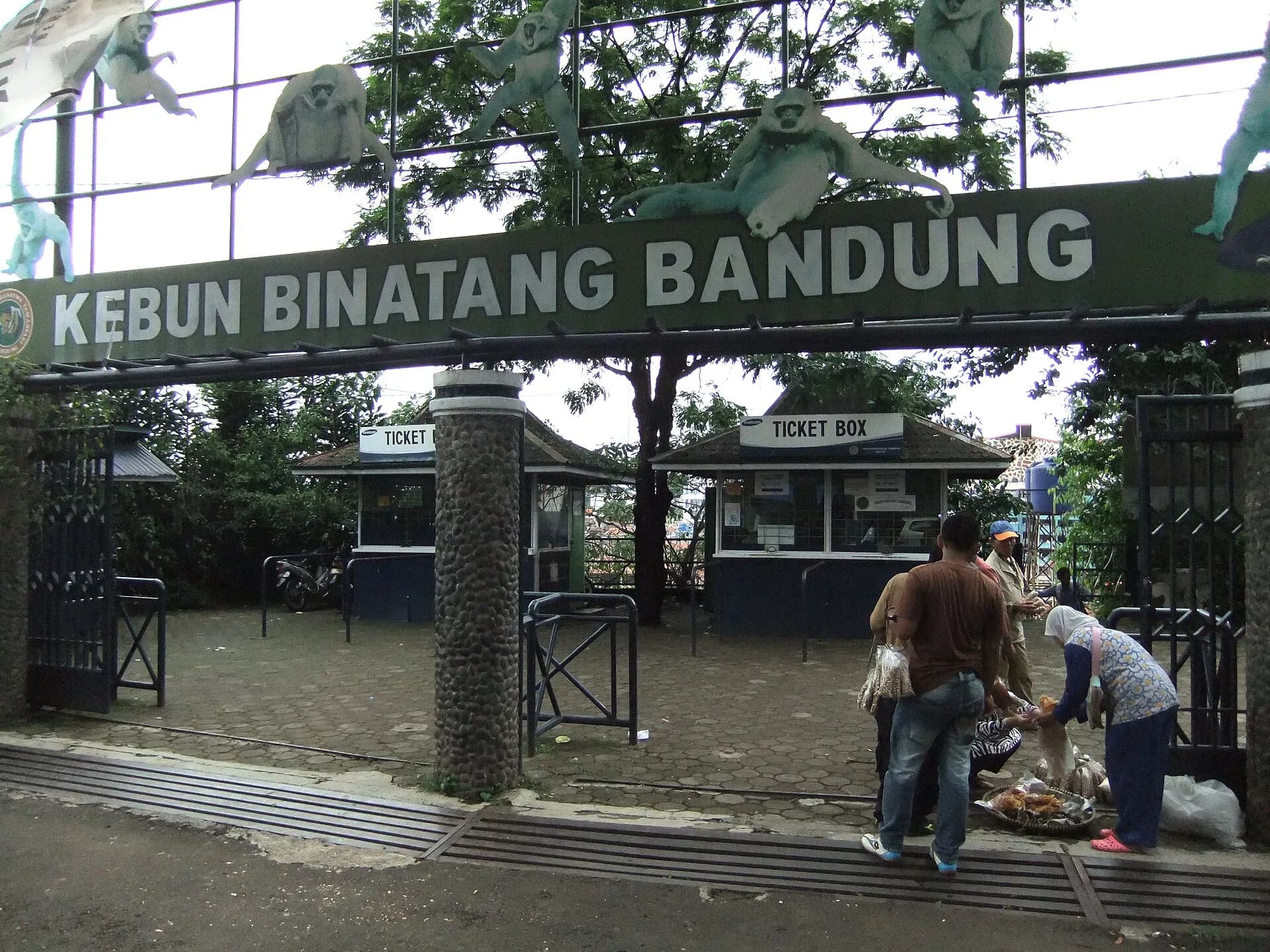 Gerbang utama Kebun Binatang Bandung